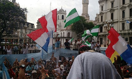 COMPLEANNO PAPALE CON VESCOVO VILLERO. Alla vigilia dell’ottantunesimo natalizio di Bergoglio la Chiesa argentina festeggia il suo primo vescovo proveniente dal cuore di una baraccopoli
