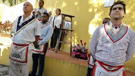 Guardia d’onore di un gruppo di massoni cubani (Foto Ernesto Mastrascusa/EFE)