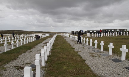 CONOSCIUTI ANCHE AGLI UOMINI. La Croce Rossa Internazionale identifica i resti di ottantotto soldati argentini caduti nel conflitto per le Malvinas del 1982