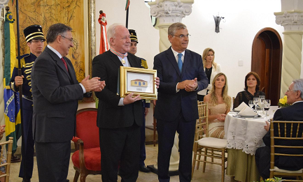 Il premiato arcivescovo dom Wilson Tadeu Jönck tra il governatore di Santa Catarina e il vice