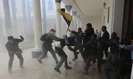 Scontri tra parlamentari e chiavisti davanti la sede dell’Assemblea Nazionale a Caracas (Fernando Llano AP)