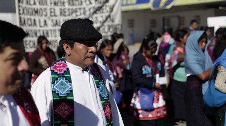 Il sacerdote tsotsil Marcelo Pérez con un gruppo di rifugiati del Chiapas