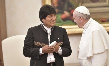 LE GAMBE CORTE DELLE BUGIE DI EVO MORALES. Il Presidente della Bolivia in Vaticano. Ma con lui non si è parlato sulla controversia con il Cile