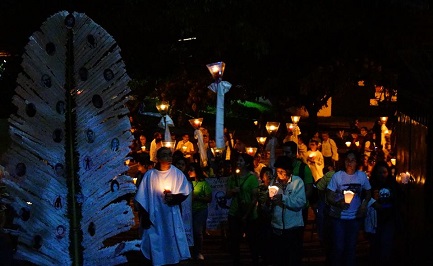 La processione dei “farolitos” all’interno della UCA con cui ogni anno si ricorda il massacro