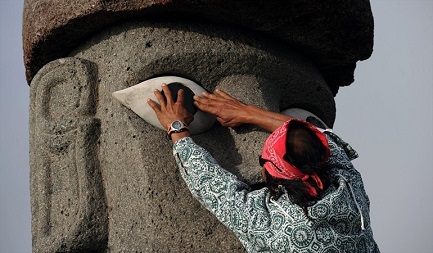 Restauro di un Moai sull’Isola di Pasqua (Foto Getty Images)