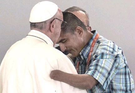 Ex-guerrigliero mutilato saluta il Papa durante il viaggio in Colombia del settembre 2017