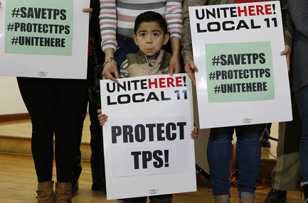 Mateo Barrera, di El Salvador, in una protesta a Los Angeles (Foto AP/Damian Dovarganes)