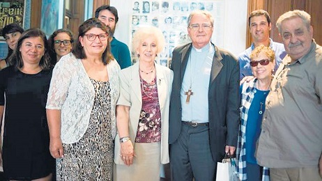 Il presidente della Conferenza episcopale argentina Oscar Vicente Ojea con la presidente delle Nonne di Piazza di Maggio Estela de Carlotto
