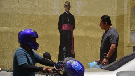 Romero dipinto su di una parete della 2ª Avenida Sur di San Salvador (Foto Menly Cortez)