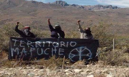 MAPUCHES DA COMBATTIMENTO. Ricerca di visibilità e propaganda armata dietro le chiese cattoliche ed evangeliche date alle fiamme. E secolari rivendicazioni