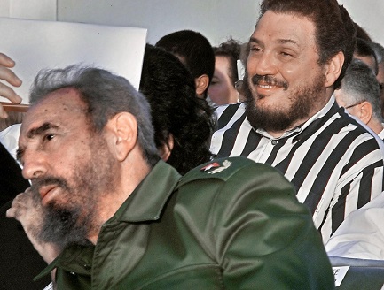 Fidel Castro con alle spalle il figlio Fidel Ángel Castro Díaz-Balart, in una fotografia della CNN
