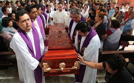 DIALOGARE CON I NARCOS? SI PUO’, E SI DEVE. Lo sostiene il vescovo della diocesi a cui appartenevano i due parroci messicani assassinati lunedì scorso