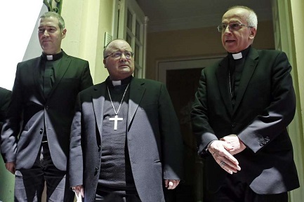 Da sinistra a destra: P. J. Bertomeu, mons. C. Scicluna e il nunzio mons. I Scapolo (Associated Press Photo)
