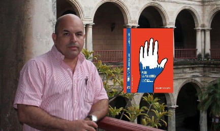 Orlando Márquez a Cuba, nello storico edificio di l’Avana dedicato a Felix Varela. Di fronte la copertina del libro “Chiedo la parola”