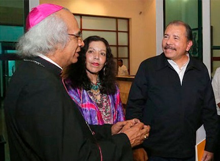 Il cardinal Brenes, Rosario Murillo e il presidente Ortega