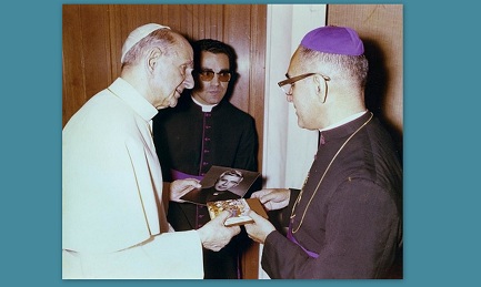 Romero e Paolo VI un anno prima della morte del Papa. Nella foto mentre gli consegna una immagine di Rutilio Grande assassinato un anno prima