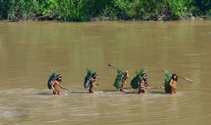 Indios attraversano un fiume (Foto Ministerio de Cultura-Brasile)