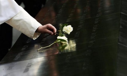 New York, Francesco lascia una rosa bianca nel mausoleo dedicato alle vittime dell’11 settembre (The New York Times)