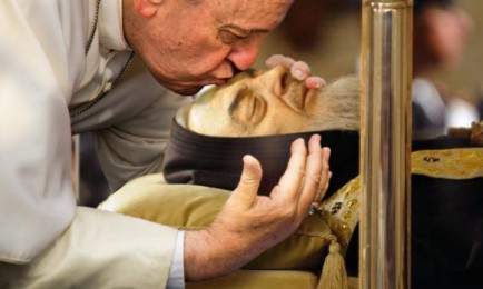 Papa Francesco bacia la salma di padre Pio