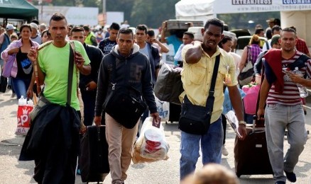 VALIGIE CHE PARLANO. Sono quelle dei venezuelani che attraversano la frontiera della Colombia, le valigie del “non so quando ritornerò”.