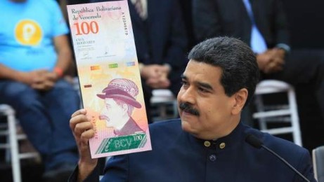 Maduro mostra la moneta venezuelana, il bolivar, con tre zeri in meno (EFE -PRENSA MIRAFLORES)