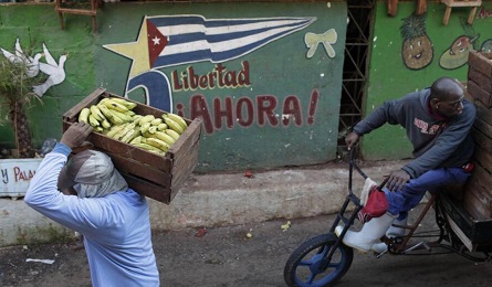 Un venditore di banane nelle strade di l’Avana (Foto Franklin Reyes – AP)