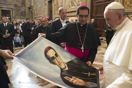 Papa Francesco davanti ad un ritratto di Romero il 30 ottobre 2015 (Foto Osservatore Romano)