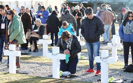 Familiari dei caduti argentini visitano le loro tombe nel cimitero dell’Isola