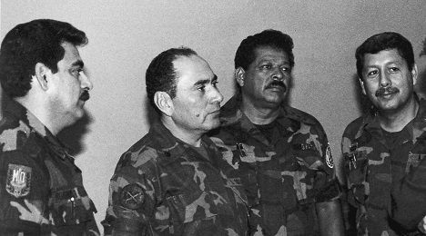 Innocente Montano, il terzo da sinistra, in una fotografia di luglio 1989 con ufficiali di alta gerarchia dell’esercito salvadoregno (Foto Luis Romero-AP).
