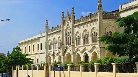 La chiesa “Santa Catalina de Siena” a l’Avana, con di fianco la casa parrocchiale