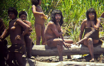 Un gruppo di indigeni Mashco Piro (© Jean-Paul Van Belle)