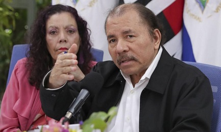 Il presidente Daniel Ortega e la consorte vice-presidente Rosario Murillo