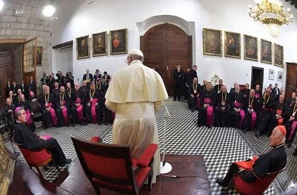 Il Papa con i vescovi del Cile il 17 gennaio scorso (Vatican Media)