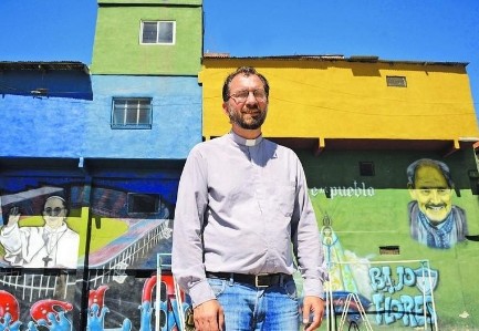 LEGALIZZAZIONE DELL’ABORTO E ANOMALIA ARGENTINA. Inizia la discussione parlamentare. I preti delle villas danno la faccia: “Con i poveri, abbracciamo la vita”