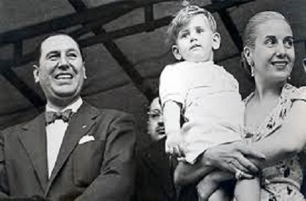 La fake di Bergoglio “peronista” già nella sua prima infanzia, in braccio a Evita, con a fianco Perón
