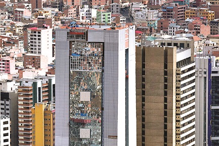 SUITE DI LUSSO PER IL PRESIDENTE INDIO. La nuova residenza di Evo Morales misura 1.068 m2, con sauna, jacuzzi e salone per massaggi. “Troppo sfarzo”, afferma il nuovo cardinale boliviano creato dal Papa
