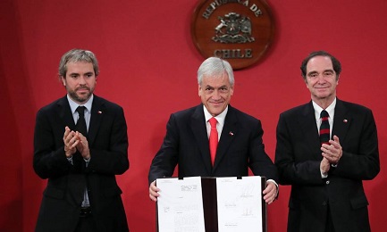 Il presidente Sebastian Piñera dà l'annuncio