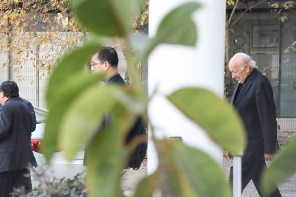 Il ritorno. Il cardinal Ezzati in arrivo nell'aeroporto di Santiago (Foto Reinaldo Ubilla)