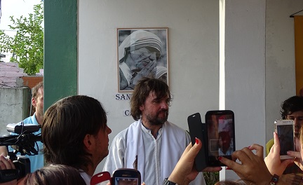 COSA C’ENTRA IL FONDO MONETARIO CON L’ABORTO? C’entra eccome – accusa il leader dei preti delle baraccopoli argentine “Pepe” di Paola chiudendo il dibattito parlamentare sulla polemica legge