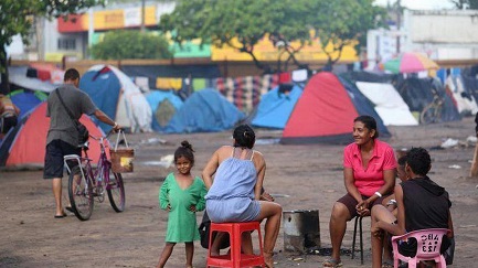 VENEZUELANI CON BIGLIETTO DI SOLA ANDATA. In forte aumento il numero di chi emigra. Si mobilita la Chiesa dell’America Latina