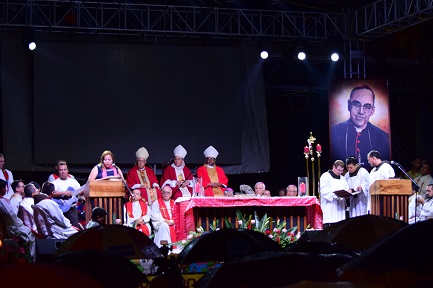 Il cardinal Maradiaga presiede una messa per monsignor Romero