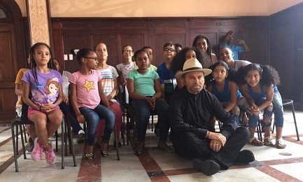 Franco Nero con bimbi cubani durante il rodaggio di “Havana Kyrie” (Foto RTV Comercial)