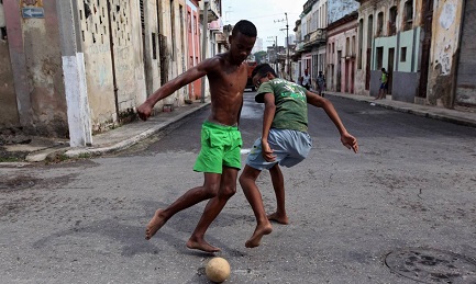 Calcio e calci nelle stradine di l’Avana (Foto WALL STREET JOURNAL)