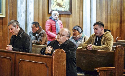 Scicluna (in primo piano) e Jordi Bartomeu nella cattedrale di Osorno, Cile (Foto Agenciauno)