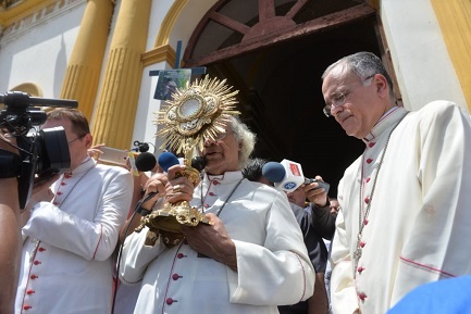 Il cardinale Leopoldo Brenes, il vescovo Silvio Baéz e il nunzio Waldemar Stanilaw Sommertag (LA PRENSA-JADER FLORES)