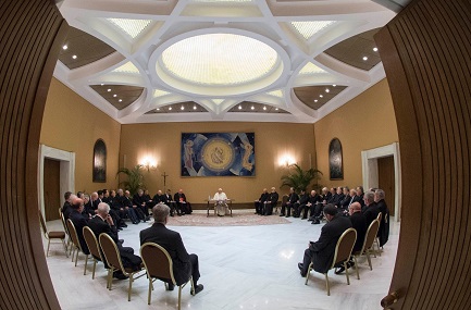 Il Papa con i Vescovi cileni (Foto Vatican Media)