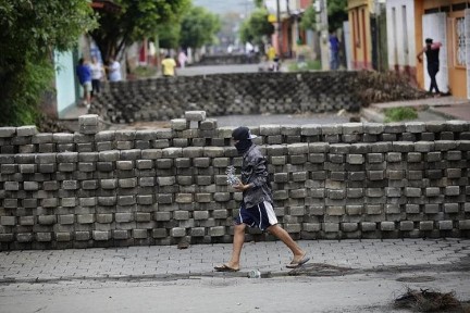IL NICARAGUA CON IL FIATO SOSPESO. I vescovi consegnano al Presidente Ortega una proposta di mediazione e ora attendono la risposta scritta