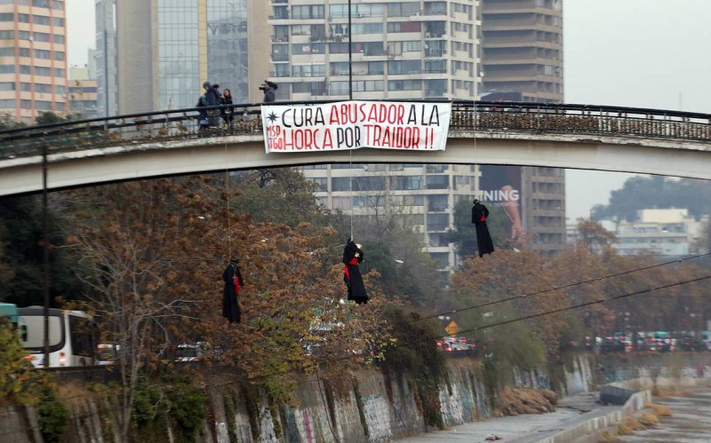 CILE. “PRETE ABUSATORE, ALLA FORCA COME TRADITORE”. Così c’era scritto su cartelli posti vicino a tre fantocci impiccati sotto un ponte. Dalla condanna degli abusi alla violenza anticattolica