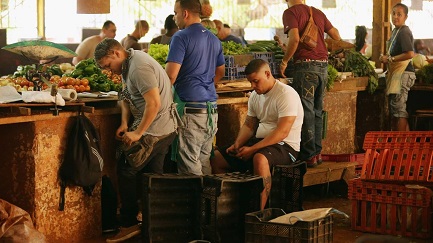 Venditori nel mercato agricolo del Vedado, a L'Avana (Chip Somodevilla-Getty Images)