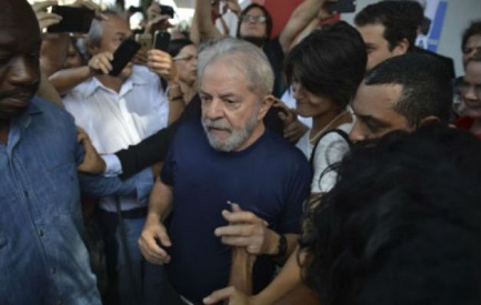 PARADOSSI BRASILIANI DI UN INCERTO PANORAMA ELETTORALE. Lula si impone dal carcere nelle preferenze dei votanti a quattro mesi dalle elezioni. Alle sue spalle…